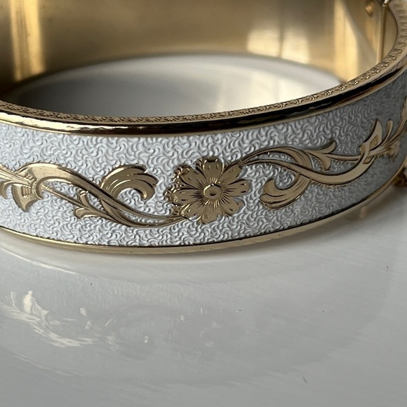 Vintage White Textured Enamel mc And Gold Flower Vine Hinged Bangle Bracelet - Picture 3 of 10